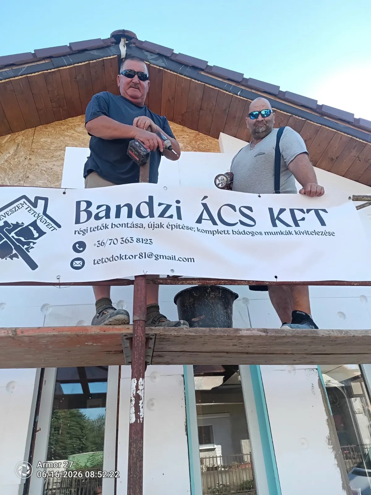 A Bandzi ÁCS KFT csapata a cég táblájával