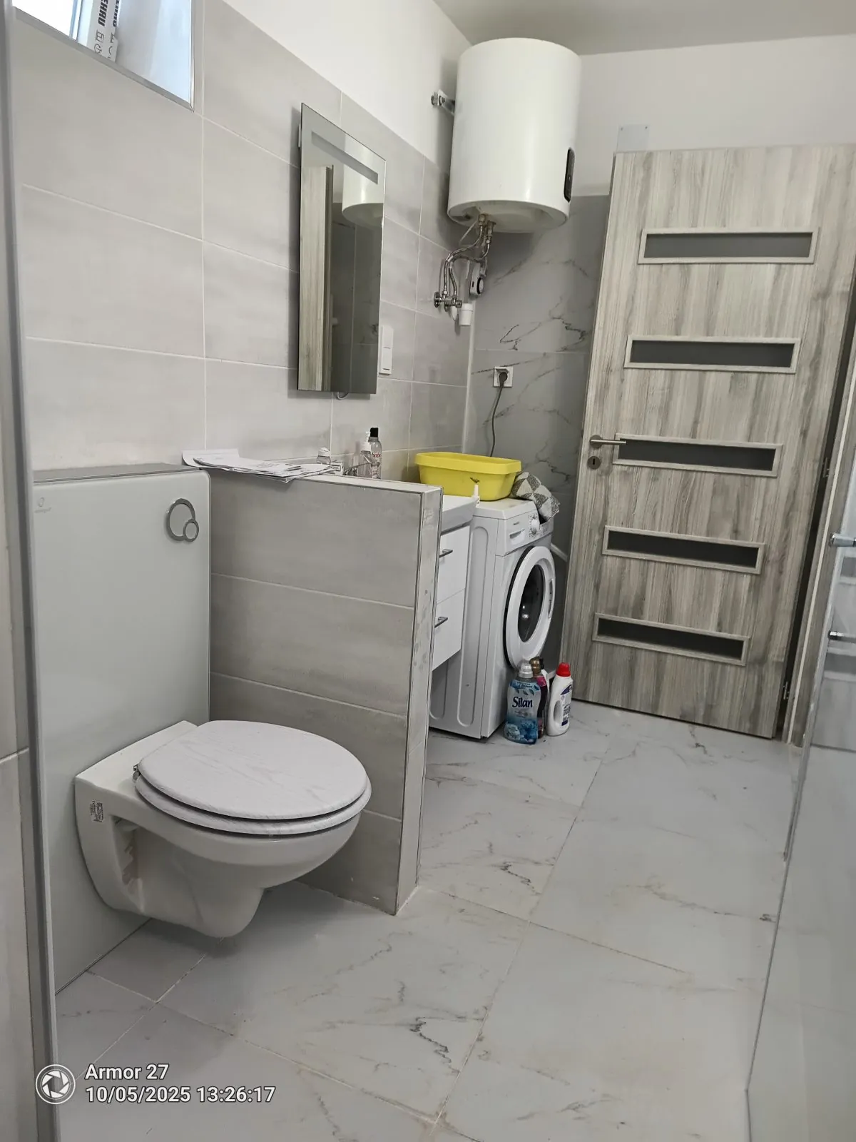 Felújított, burkolt fürdőszoba