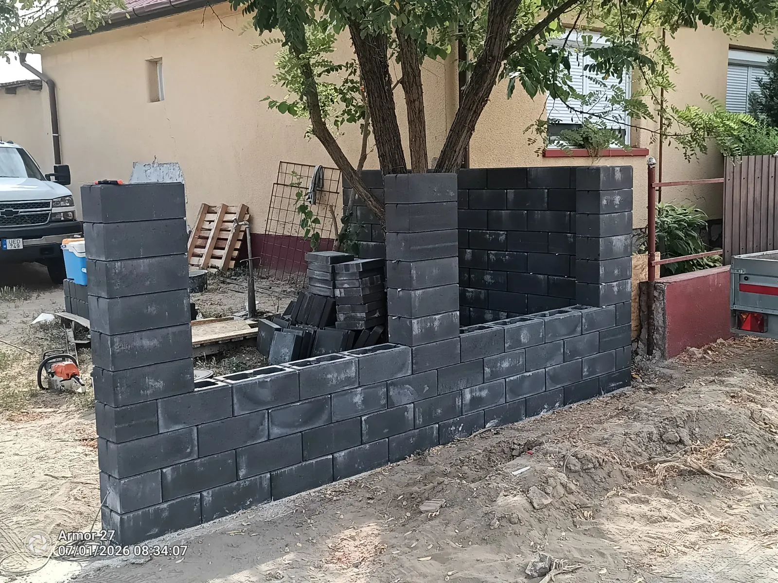Kerti fal falazása betonelemekből