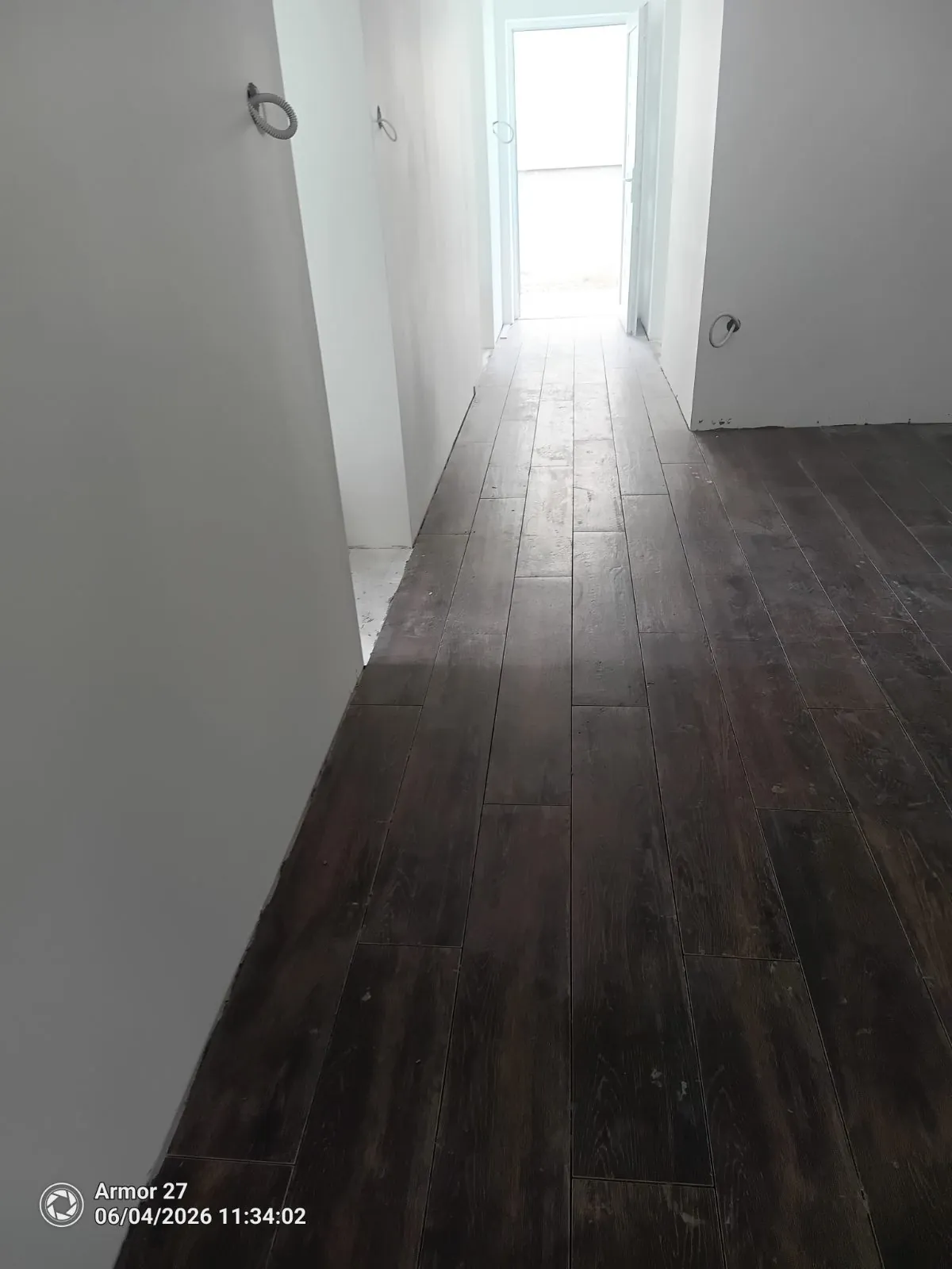 Új padlóburkolat a felújított szobában